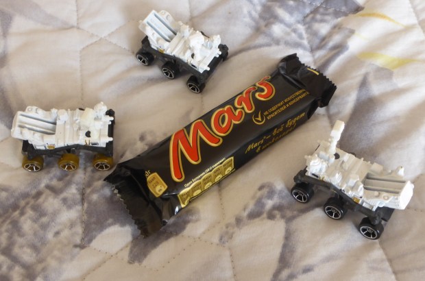 Mars Curiosity Rovers home in on a Mars Bar